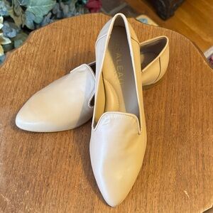 NWT Italeau Women's Tan Leather Loafers Box and Dustbag